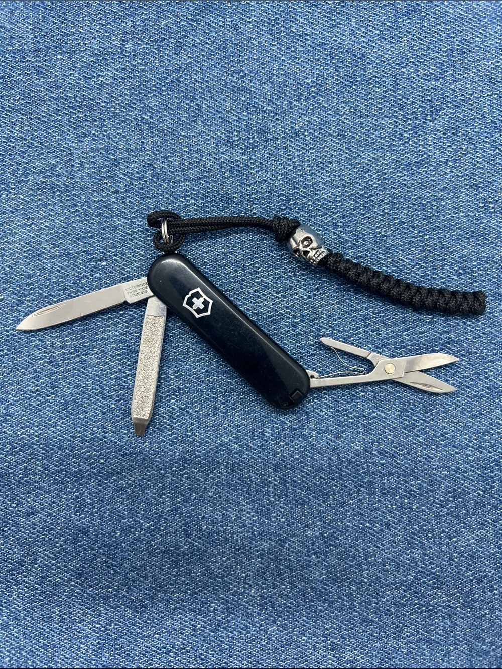 Victorinox Classic SD Swiss Army Knife 58mm SAK with Paracord Lanyard Preowned